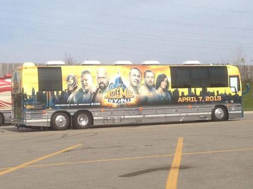 Autobús Oficial de WWE WrestleMania 29 (lado derecho con: Rey Mysterio, Brock Lesnar, The Big Show, John Cena, Daniel Bryan y AJ)