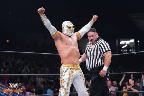 Superluchas - Un luchador con los brazos levantados en el aire en un ring de lucha libre, representando La conexión AEW-CMLL, buscada desde Puerta Prohibida.