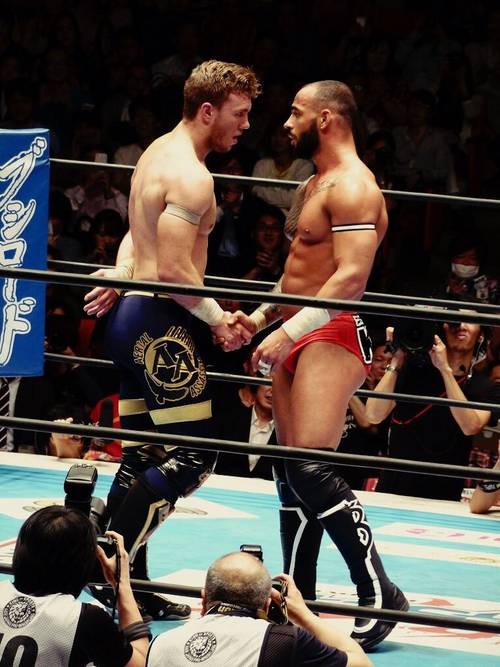 Will Ospreay y Ricochet mostrándose respeto en el ring de NJPW