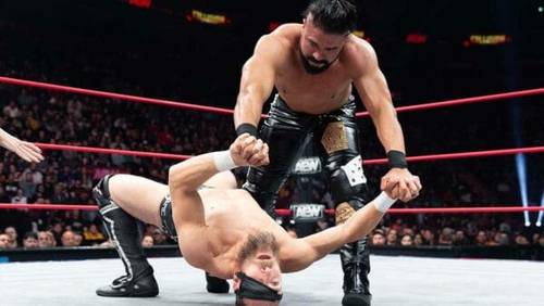 Superluchas - Dos luchadores, uno de AEW y otro de WWE, se encuentran luchando en un ring de El Clásico Continental.