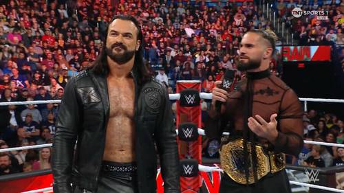 Superluchas - Dos luchadores uno al lado del otro en WWE RAW.