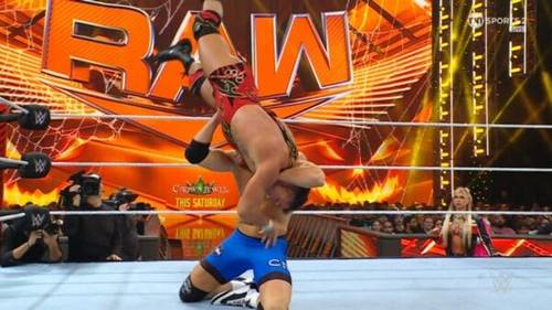 Superluchas - Un luchador realiza un impresionante giro en el ring durante el emocionante combate de WWE RAW el 30 de octubre de 2023.