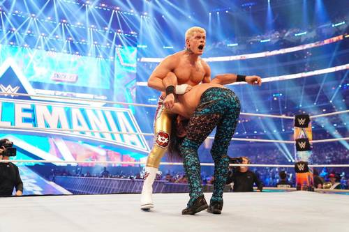 Cody Rhodes luchando con Seth Rollins en WrestleMania 38