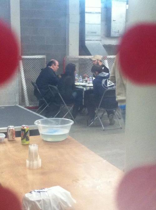 CM Punk, Paul Heyman, Aj Lee y Curtis Axel comiendo juntos