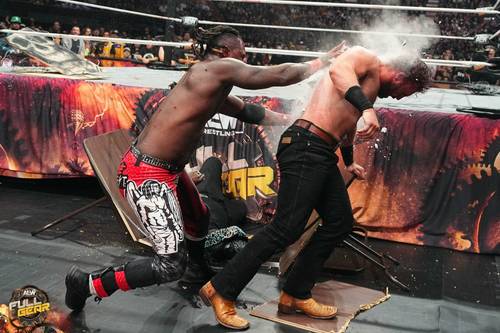 Superluchas - Análisis de Matt Hardy de Swerve Strickland vs Adam Page en Full Gear 2023, dos luchadores peleando en un ring de lucha libre.