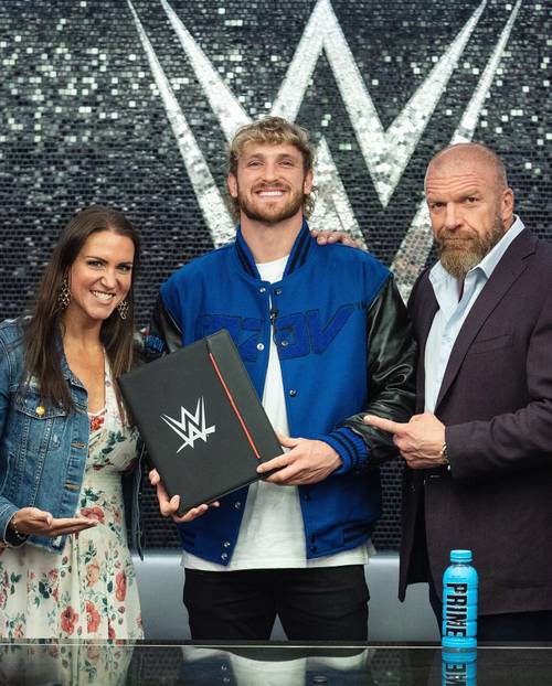 Logan Paul acompañado de Stephanie McMahon y Triple H tras firmar contrato con WWE (30/06/2022) / WWE / Twitter.com/LoganPaul