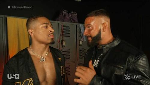 Superluchas - Dos luchadores discutiendo los mejores y peores momentos de WWE NXT el 24 de octubre de 2023 en un vestidor.