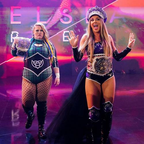Superluchas - Dos luchadoras paradas en un escenario, La ambición de Chelsea Green con el título de parejas de WWE.