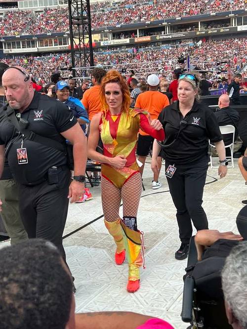 Becky Lynch se disloca el hombro luchando ante Bianca Belair en el evento premium WWE SummerSlam 2022 y sale del Nissan Stadium en Nashville, Tennessee con asistencia médica (30/07/2022) / Twitter.com/TheKipUp