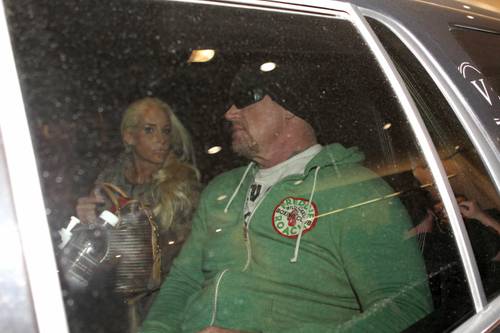 The Undertaker ingresa al David H Koch Pavilion Hospital for Special Surgery de Manhattan, New York para una cirugía de reemplazo de cadera junto a su esposa Michelle McCool (03/05/2017) / TheSun.co.uk