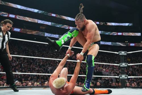 Superluchas - Dos luchadores en un ring con un árbitro en AEW WrestleDream 2023.