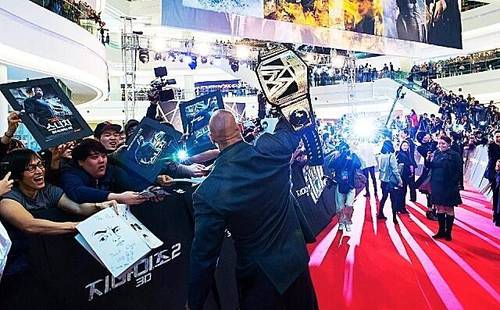 The Rock portando el título WWE durante la gira mundial promocionando la cinta GiJoe 2 / @therock
