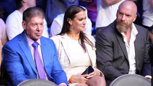 Vince McMahon junto a Triple H y Stephanie McMahon