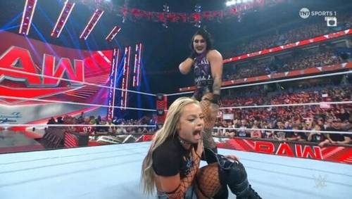 Rhea Ripley y Liv Morgan en WWE RAW 24 de julio 2023