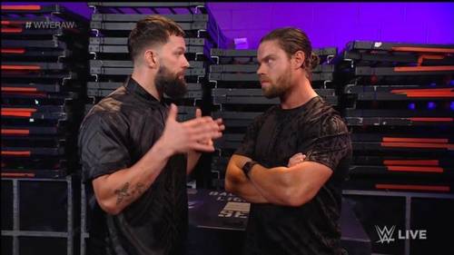 Finn Bálor y JD McDonagh conversando en WWE Raw