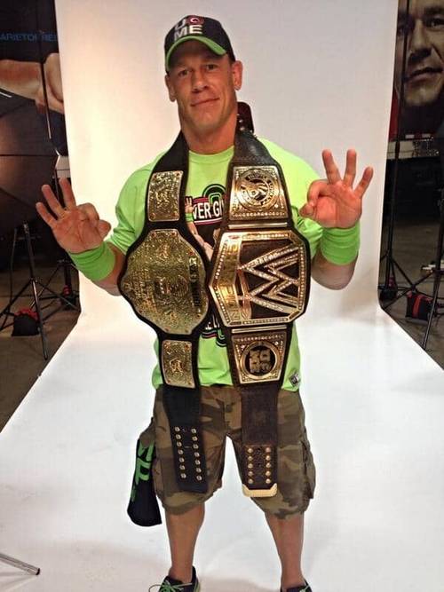 John Cena con el WWE World Heavyweight Championship / twitter.com/JohnCena
