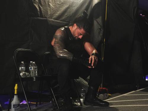 Roman Reigns llora en Backstage tras vencer y RETIRAR a The Undertaker en WWE WrestleMania 33 (03/04/2017) / Instagram.com/WWE