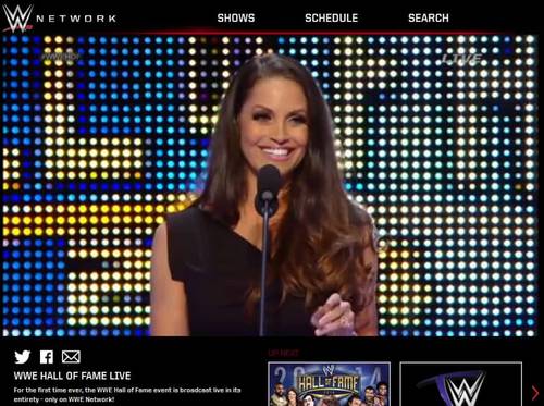 Trish Stratus exaltando a Lita al WWE hall of fame 2014 - captura de wwe network