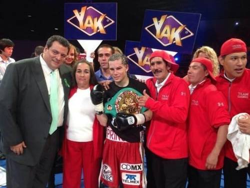 Cuadras, su equipo  y Mauricio Sulaimán posan junto al título