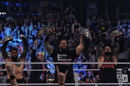 Roman Reigns (Campeón WWE y Campeón Universal), The Usos (Campeones de Parejas SmackDown y Raw) y Paul Heyman festejan