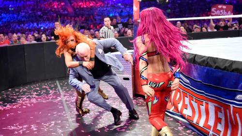 Becky Lynch cae sobre Ric Flair, Sasha Banks homenajea con su pantalón a Eddie Guerrero en WWE WrestleMania 32 (03/04/2016) / WWE©