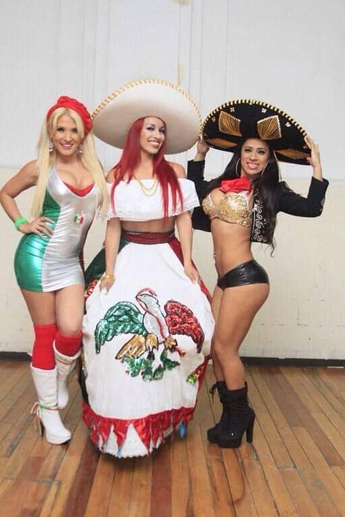 Las Reinas del Ring AAA, Setsuko Takahashi (@SETSUKO0),  Viridiana (@ReinaViry - @viryhellaoz) y Bere (@BereReinaAAA) listas para celebrar los 203 años de la independencia de México / Photo by @luchalibreaaa
