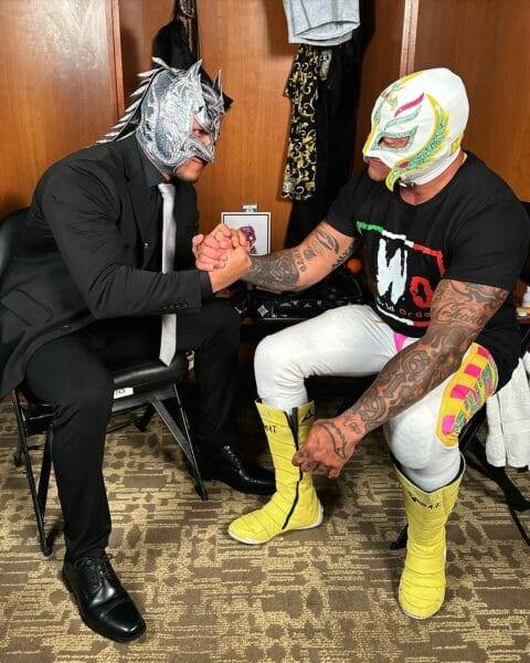 Superluchas - Dragon Lee y Rey Mysterio sentados en un vestuario.