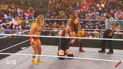 Superluchas - Luchadores de la WWE y árbitro en el ring.