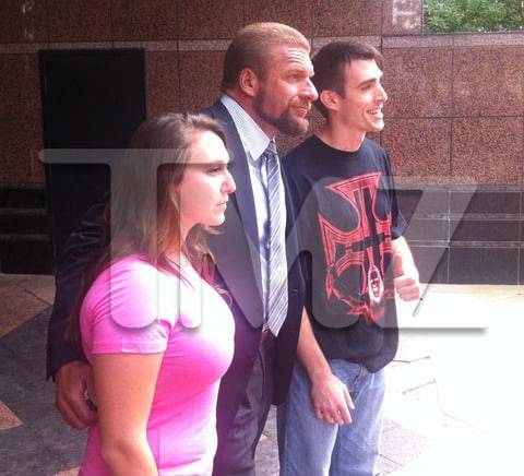 Triple H se corta el cabello (4/9/2012) / TMZ.com