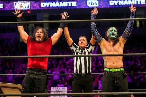 Superluchas - Tres luchadores de AEW Rampage con las manos en alto, incluido Jeff Hardy de los Hardys.