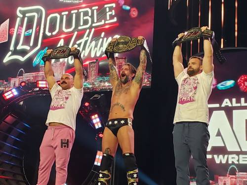 CM Punk festeja ganar el Campeonato Mundial de Peso Completo en Double or Nothing 2022 con FTR, los Campeones Mundiales de Parejas ROH