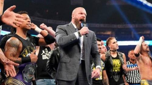 Triple H con varias Superestrellas de WWE NXT