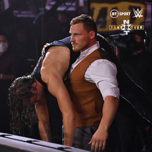 Ridge Holland con Adam Cole en su hombro, durante NXT TakeOver 31 - WWE