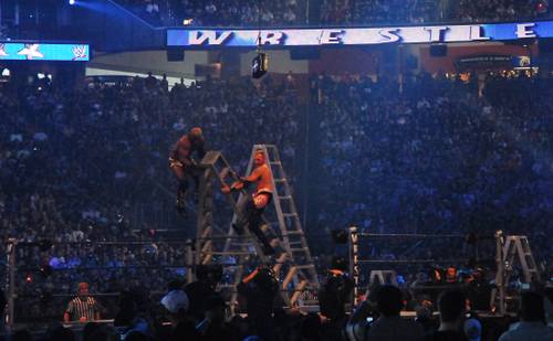 Christian y Shelton Benjamin caen desde lo alto de la esclera en WWE WrestleMania 25 / Photo by: jrandallc - Flickr.com
