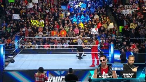 Superluchas - Luchadores de la WWE en un ring con una multitud al fondo.