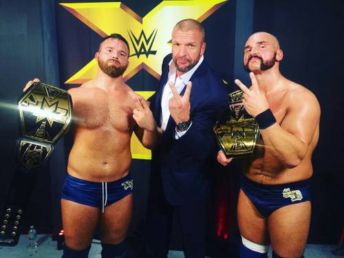 Triple H con FTR entonces The Revival cuando eran Campeones de Parejas NXT