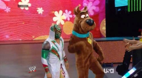 Sin Cara y scooby doo en raw de Brooklyn - 03/24/2014