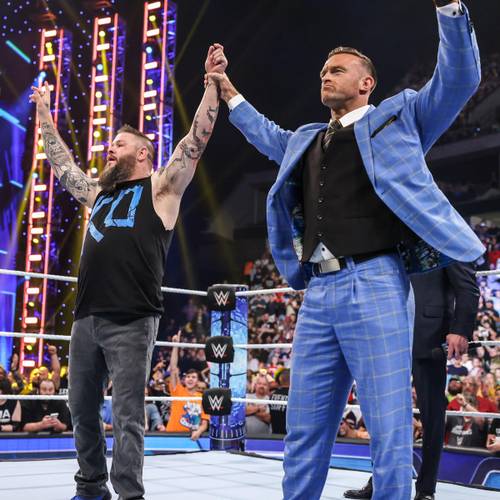 Superluchas - Dos luchadores con las manos en alto en WWE SmackDown.