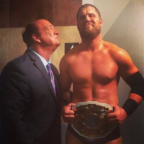 Curtis Axel con el WWE Intercontinental Championship junto a Paul Heyman // Imagen por Instagram WWE