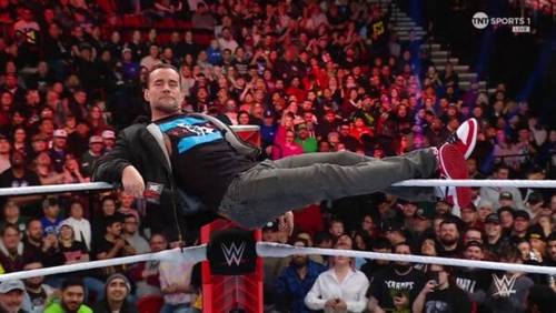 Superluchas - Un luchador de WWE RAW está tendido en el ring frente a una multitud en enero de 2024.