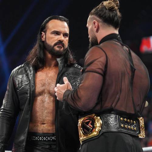 Superluchas - Drew McIntyre y Seth Rollins, dos luchadores en el ring, entablan una conversación.