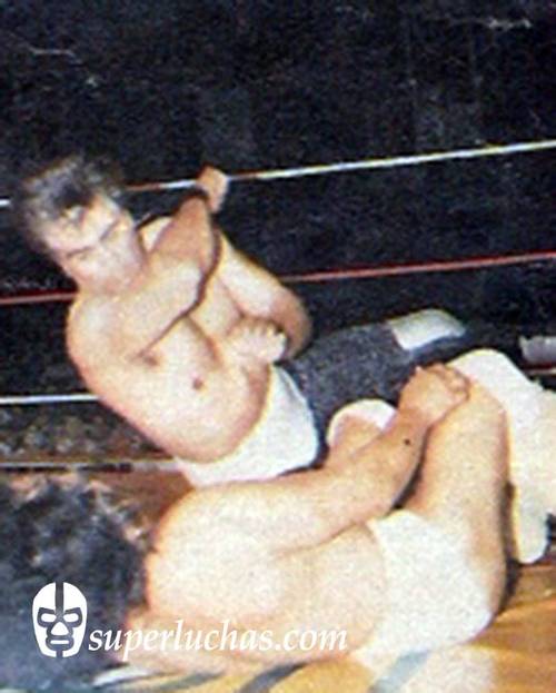 Cien Caras vs. Perro Aguayo