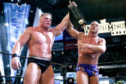 Kurt Angle felicita a Brock Lesnar tras ganarle el Campeonato WWE en WrestleMania 19