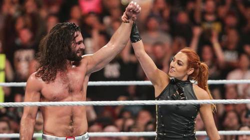 Becky Lynch felicita a Seth Rollins