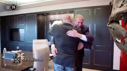 Kurt Angle y Vince McMahon se abrazan por primera vez en 11 años / Twitter.com/WWENetwork