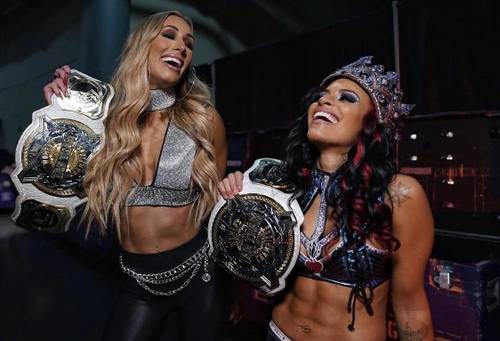 Carmella y Queen Zelina como Campeona de Parejas WWE