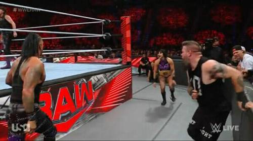 Luchadores de la WWE mostrando su talento en un ring de lucha libre.