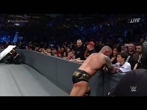 randy-orton-tranquiliza-a-la-esposa-de-shane-mcmahon-marissa-mazzola-mcmahon-y-su-hijo-declan-james-mcmahon-en-wwe-survivor-series-2016-20-11-2016