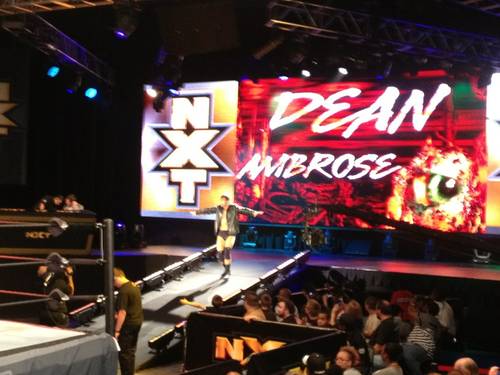Dean Ambrose hace su entrada durante las grabaciones del WWE Superstar Showdown / Twitter.com/JoeVilla_WWE