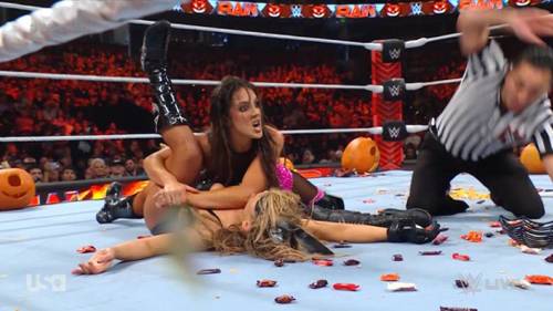 Superluchas - Dos mujeres luchando en un ring con confeti en el suelo, mostrando lo mejor de WWE RAW.